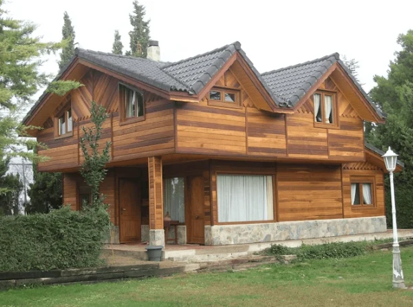 casa de dos pisos de madera